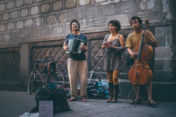 Quelles stratégies utilisent les musiciens de rue pour captiver leur public?
